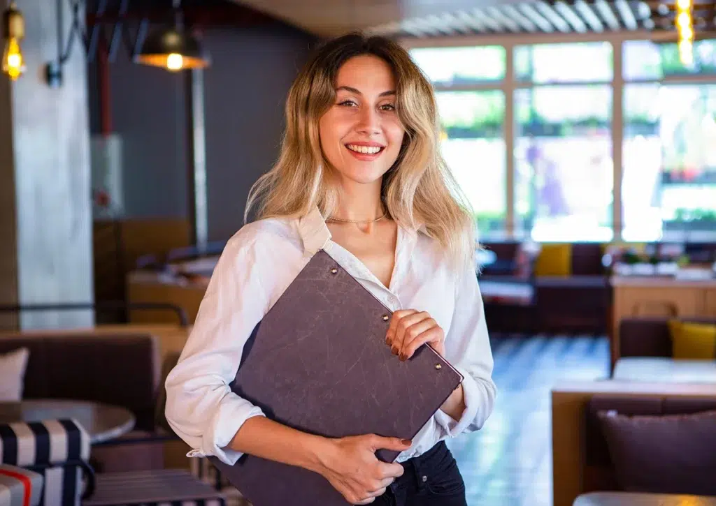 waitress-smiling